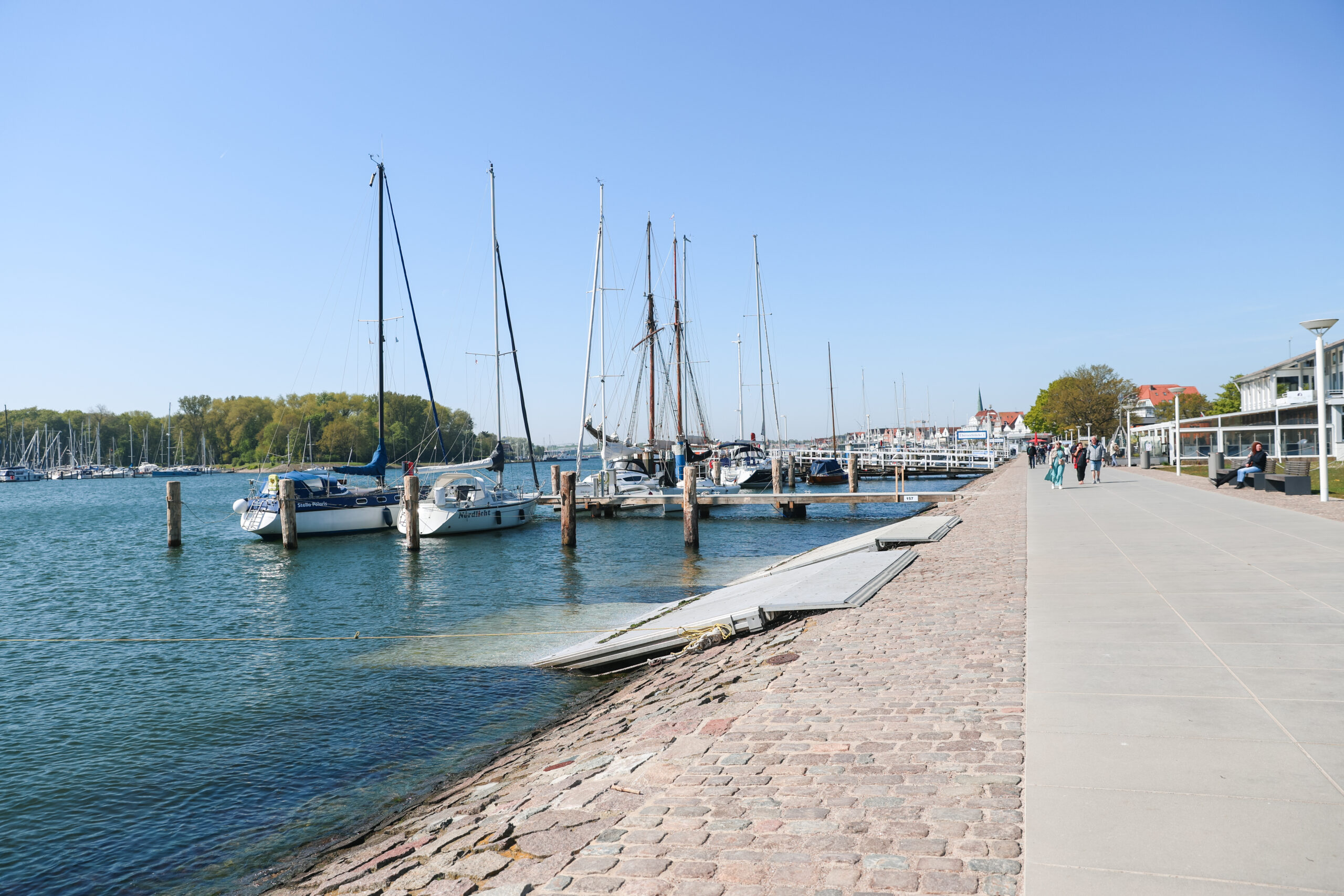 Die Promenade am Hafen von Travemünde