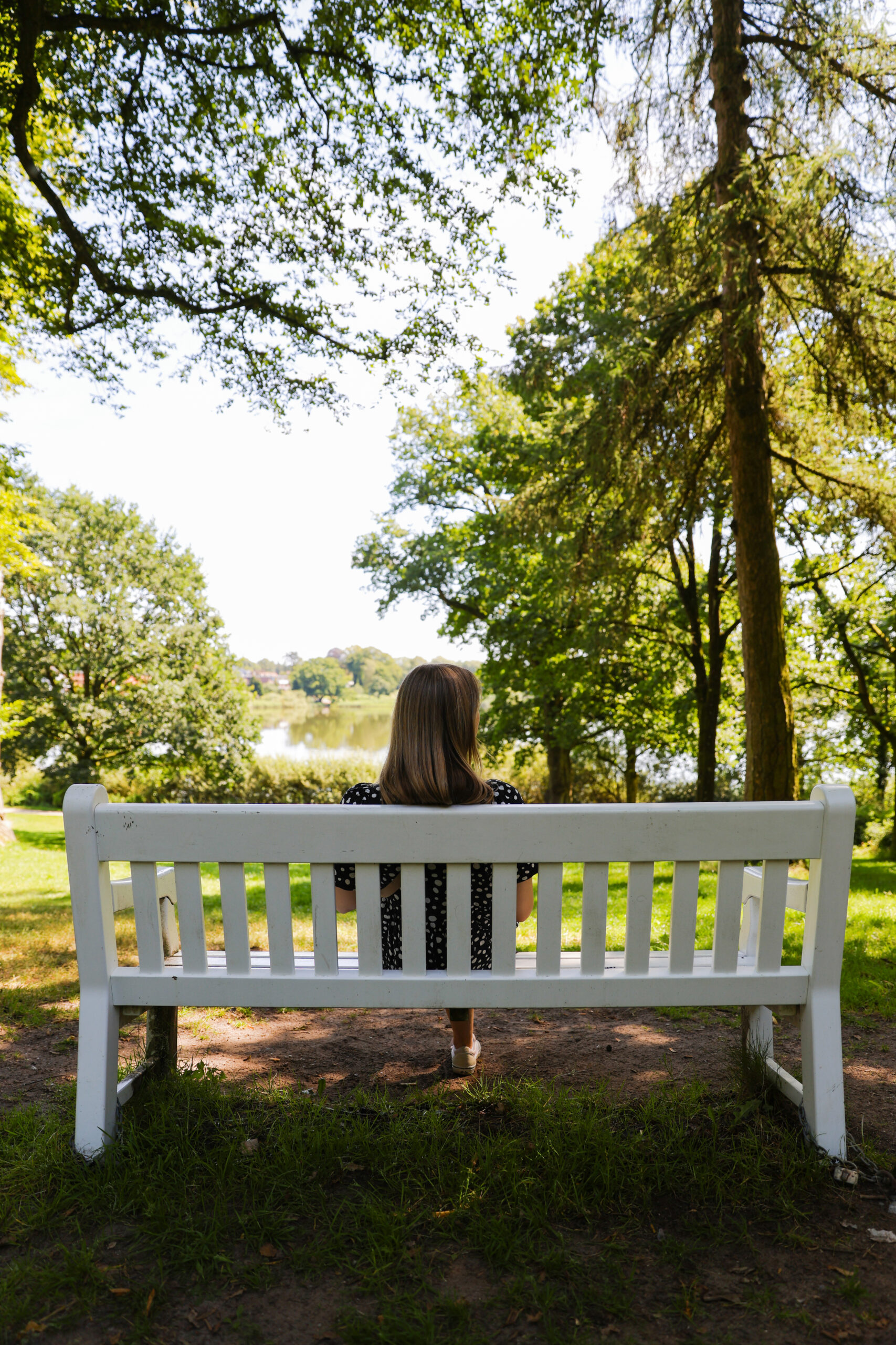 Finja T. auf einer Bank auf der Klosterinsel Bordesholm