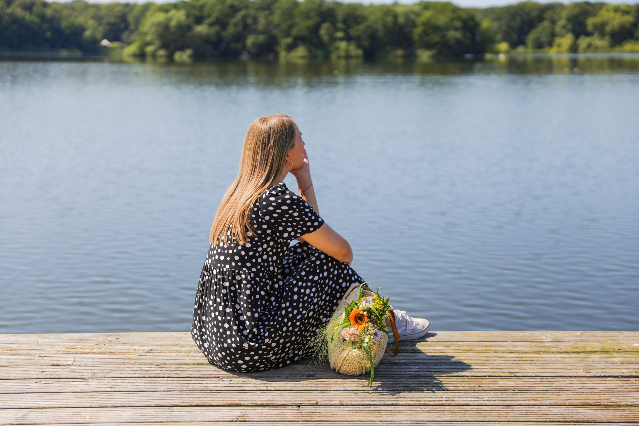 Finja T. blickt auf den Bordesholmer See