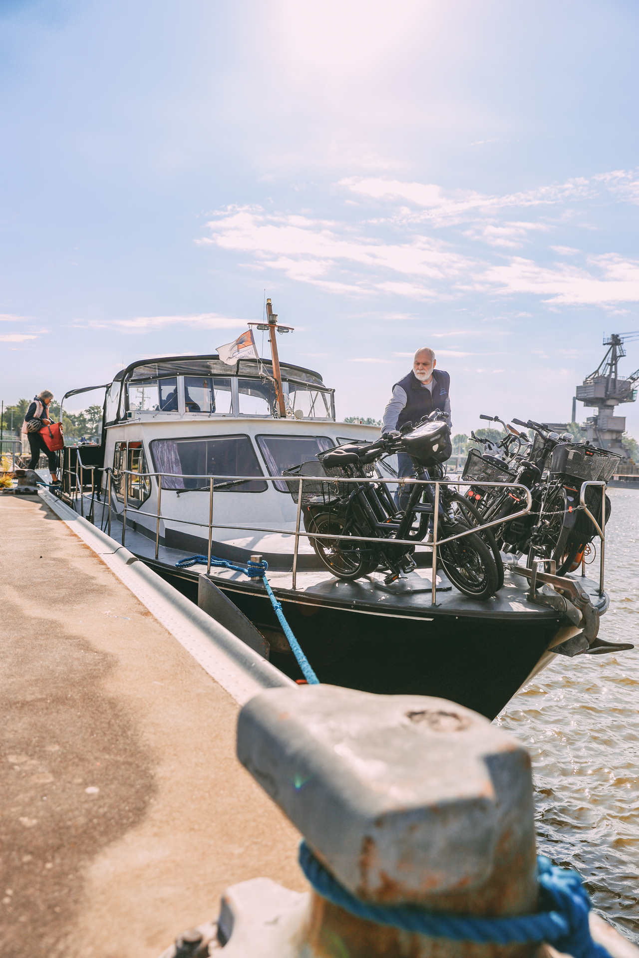 Start der Radtour in Glückstadt: Das Schiff wird mit den Rädern beladden