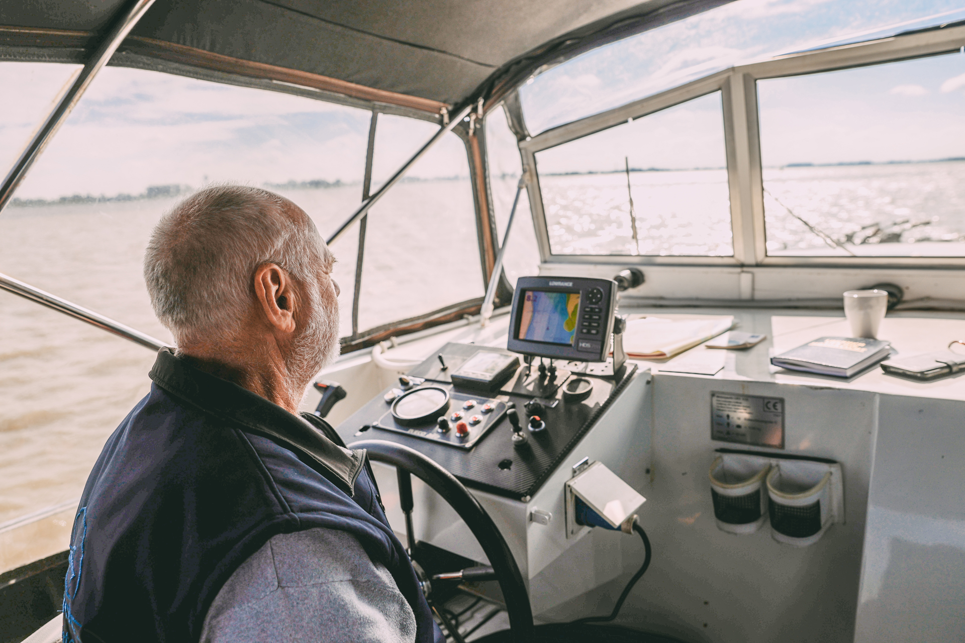 Kapitän Henning steuert das Schiff über die Elbe