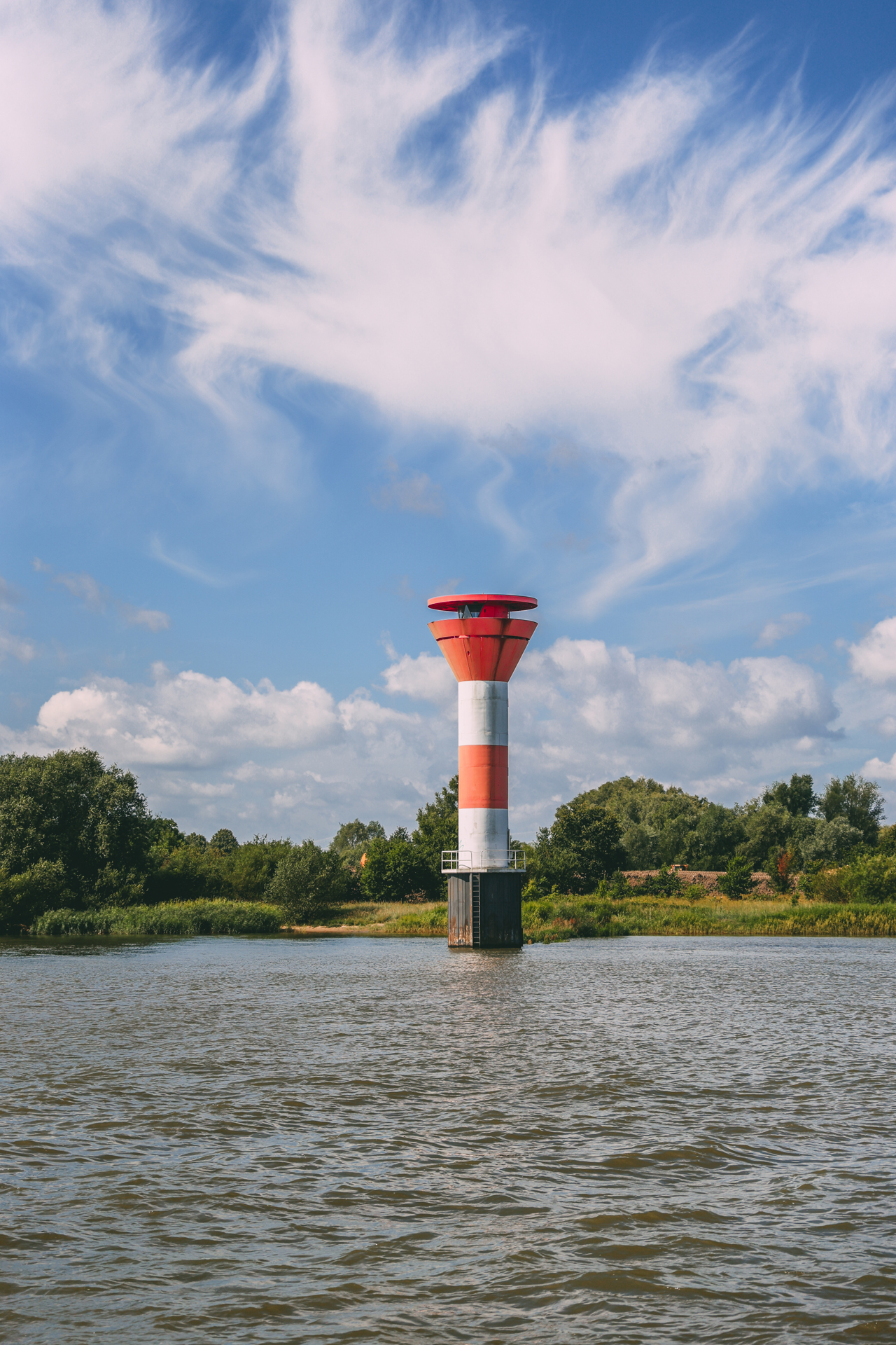 Kleiner Leuchtturm im Wasser