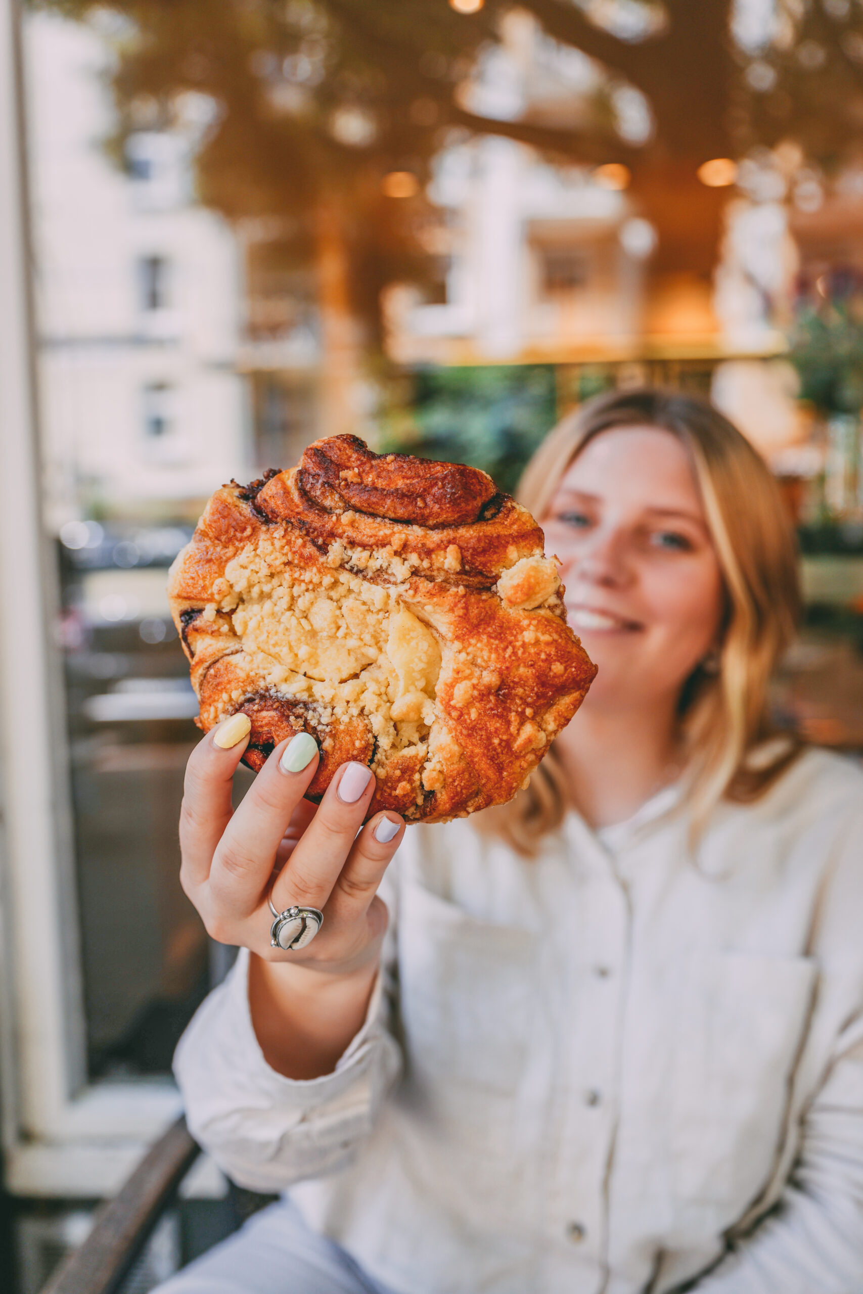 Maya präsentiert das Apfel-Franzbrötchen der kleinen konditorei in Eimsbüttel