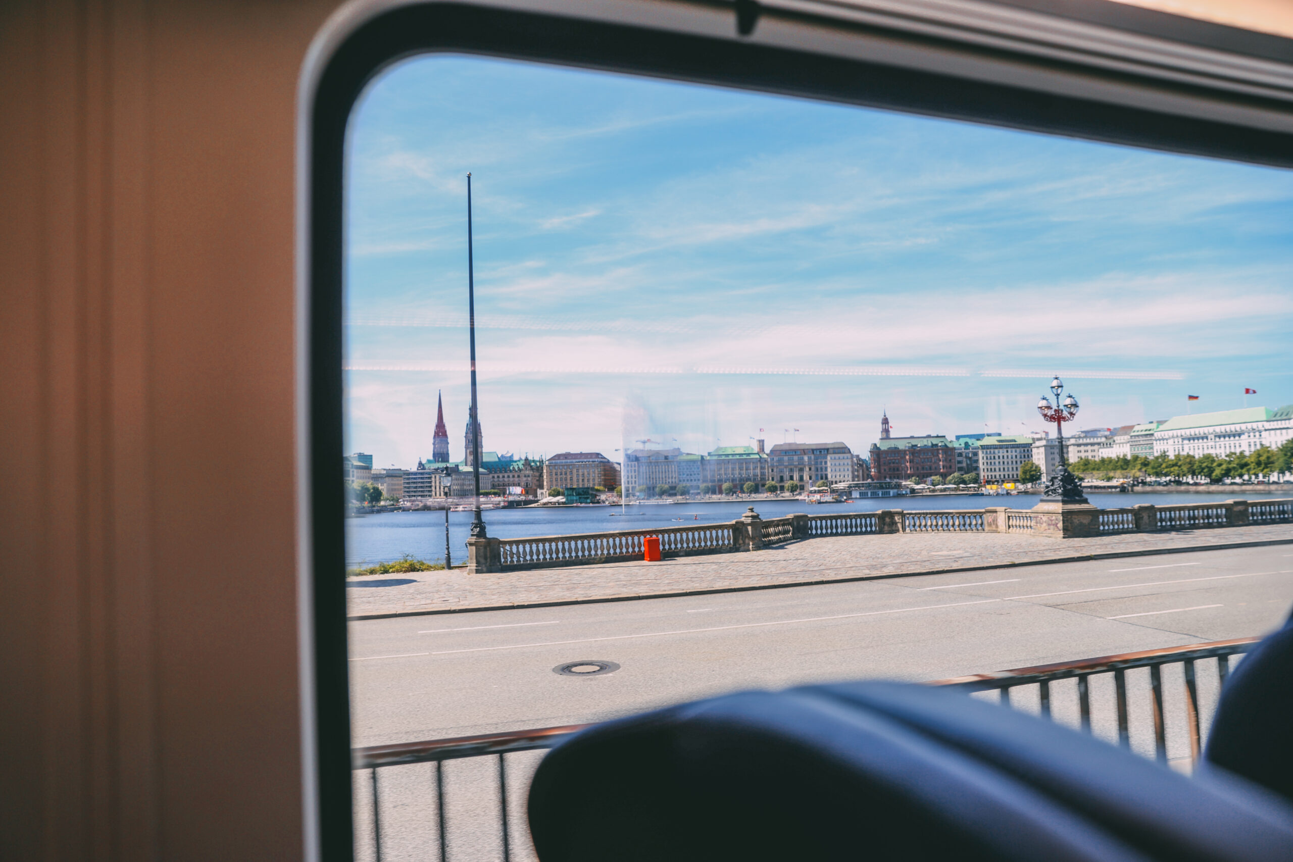 Ausblick aus der Regionalbahn auf die Alster