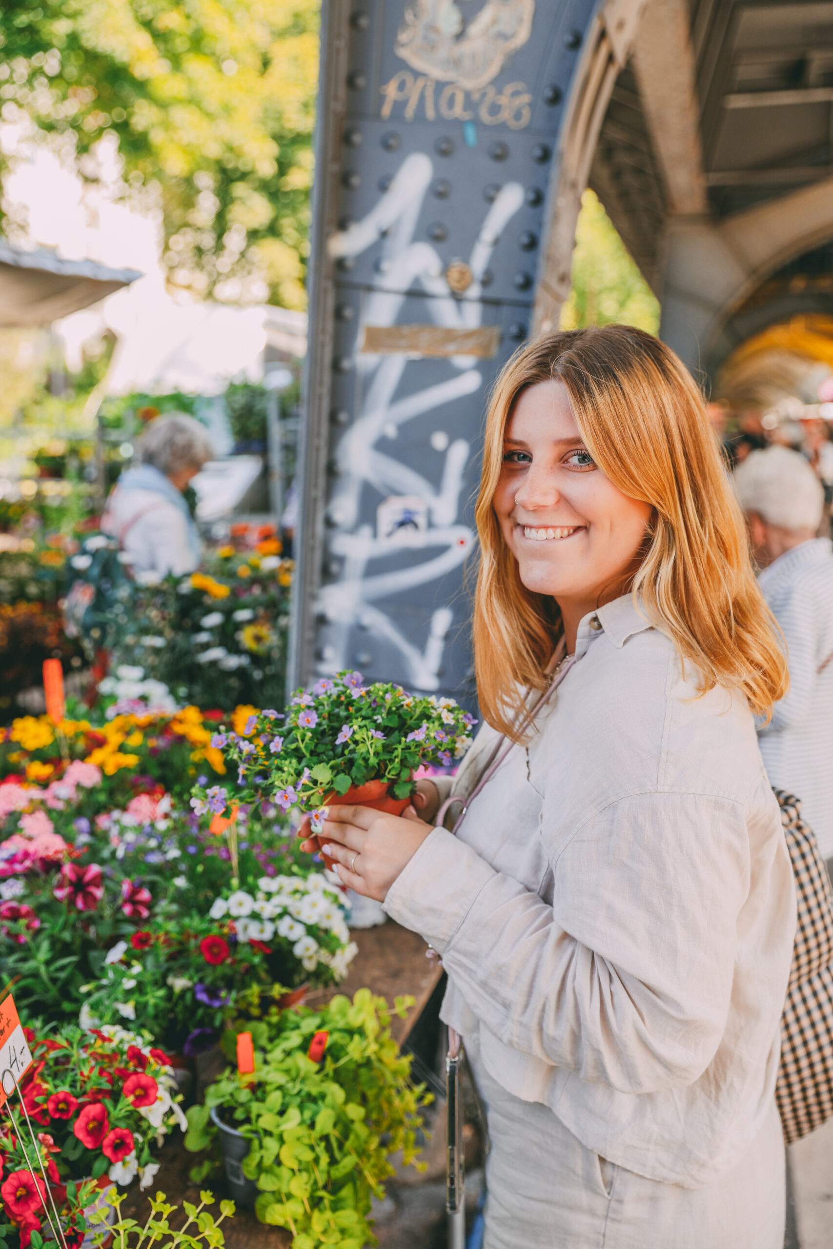 Maya vor einem Blumenstand auf dem isemarkt in Hamburg