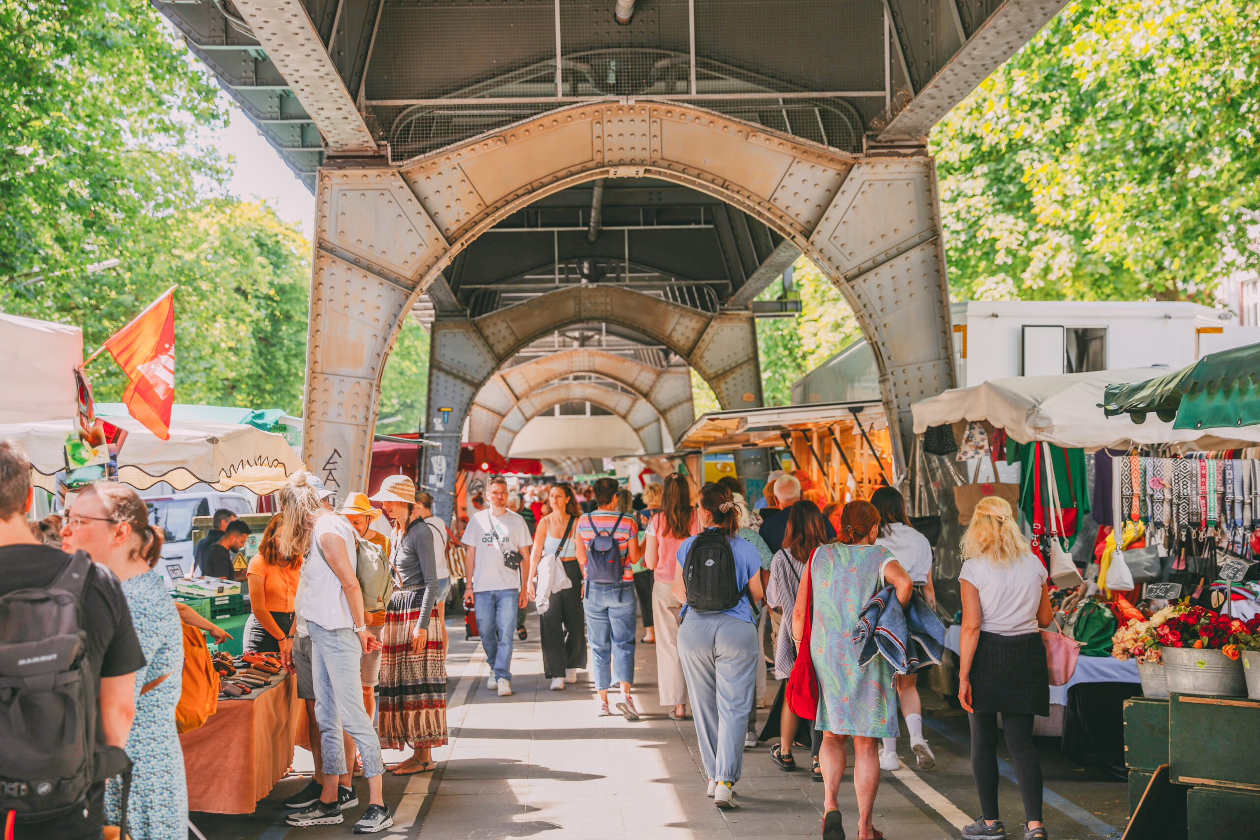 Der Isemarkt unter dem Hochbahnviadukt als kostenloser Tipp für Hamburg