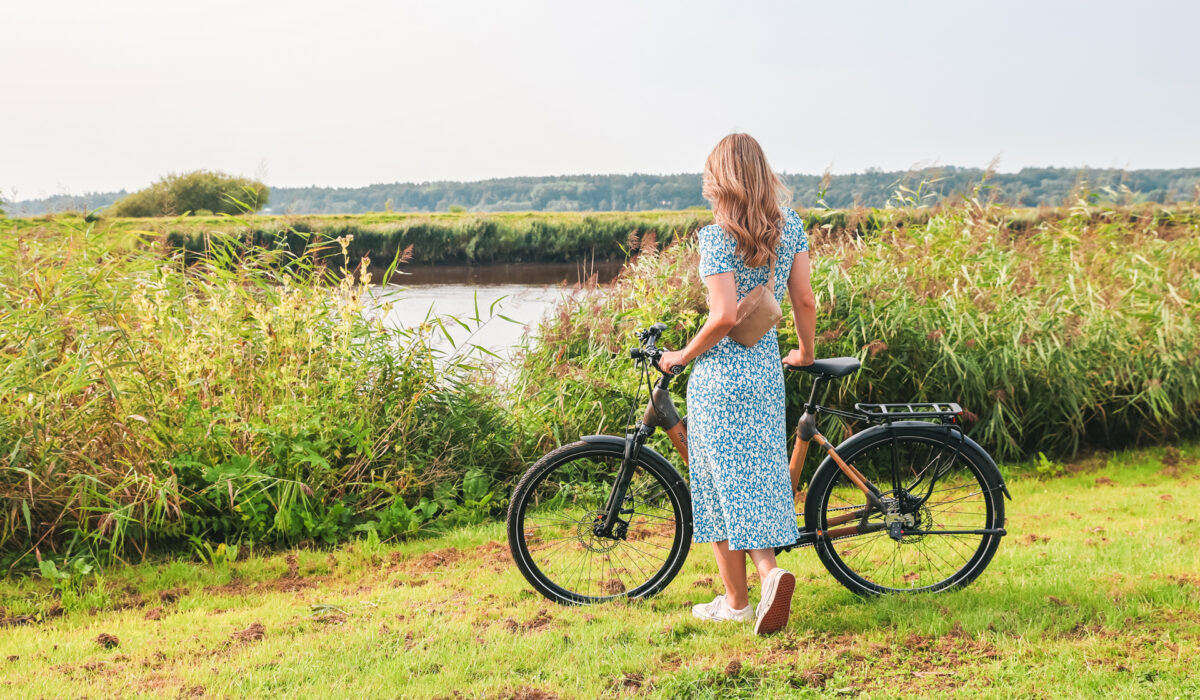 Finja mit E-Bike am Ufer der Stör