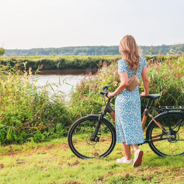 Finja mit E-Bike am Ufer der Stör