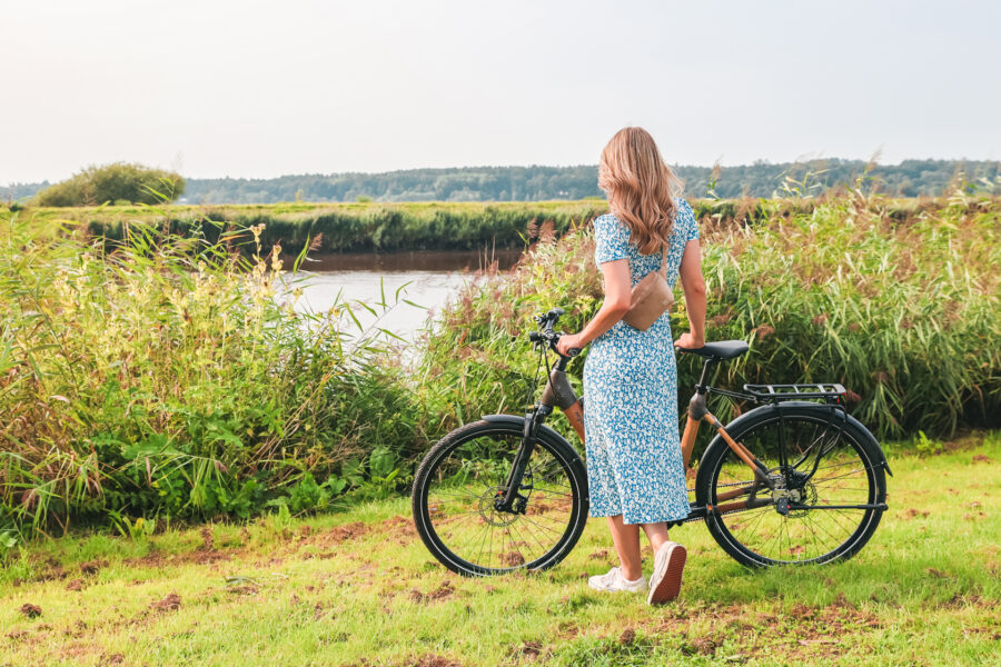 Finja mit E-Bike am Ufer der Stör