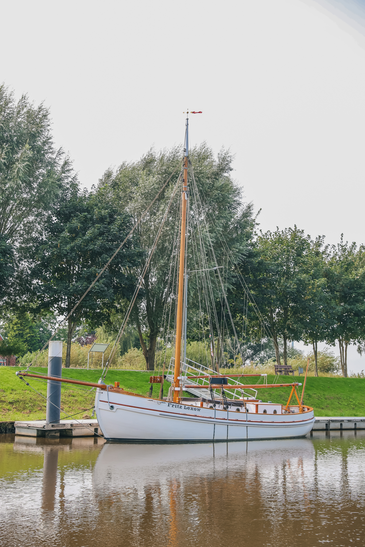 Segelboot im Wasser