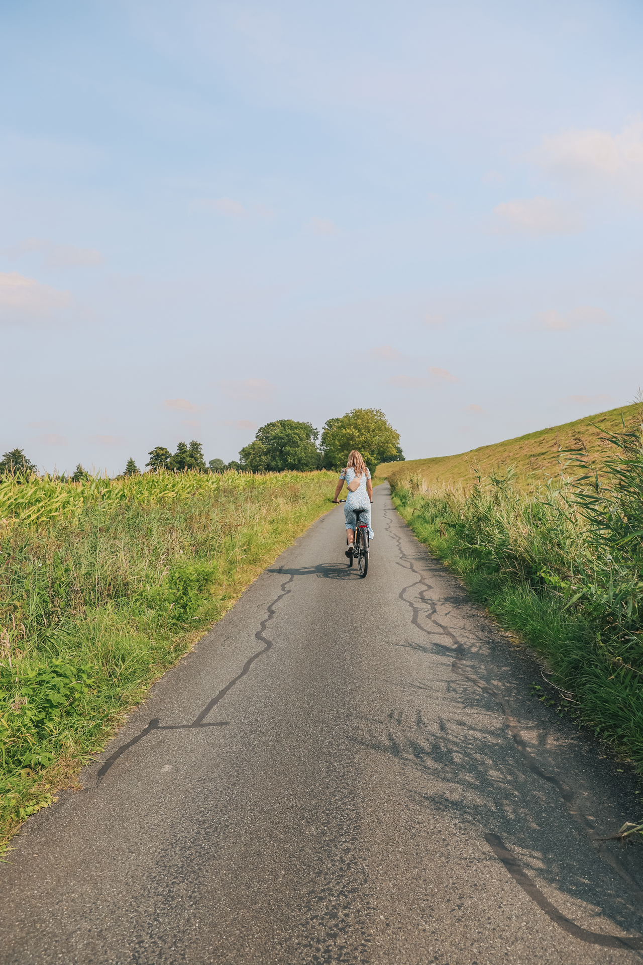 Finja beim Fahrradfahren entlang des Deichs