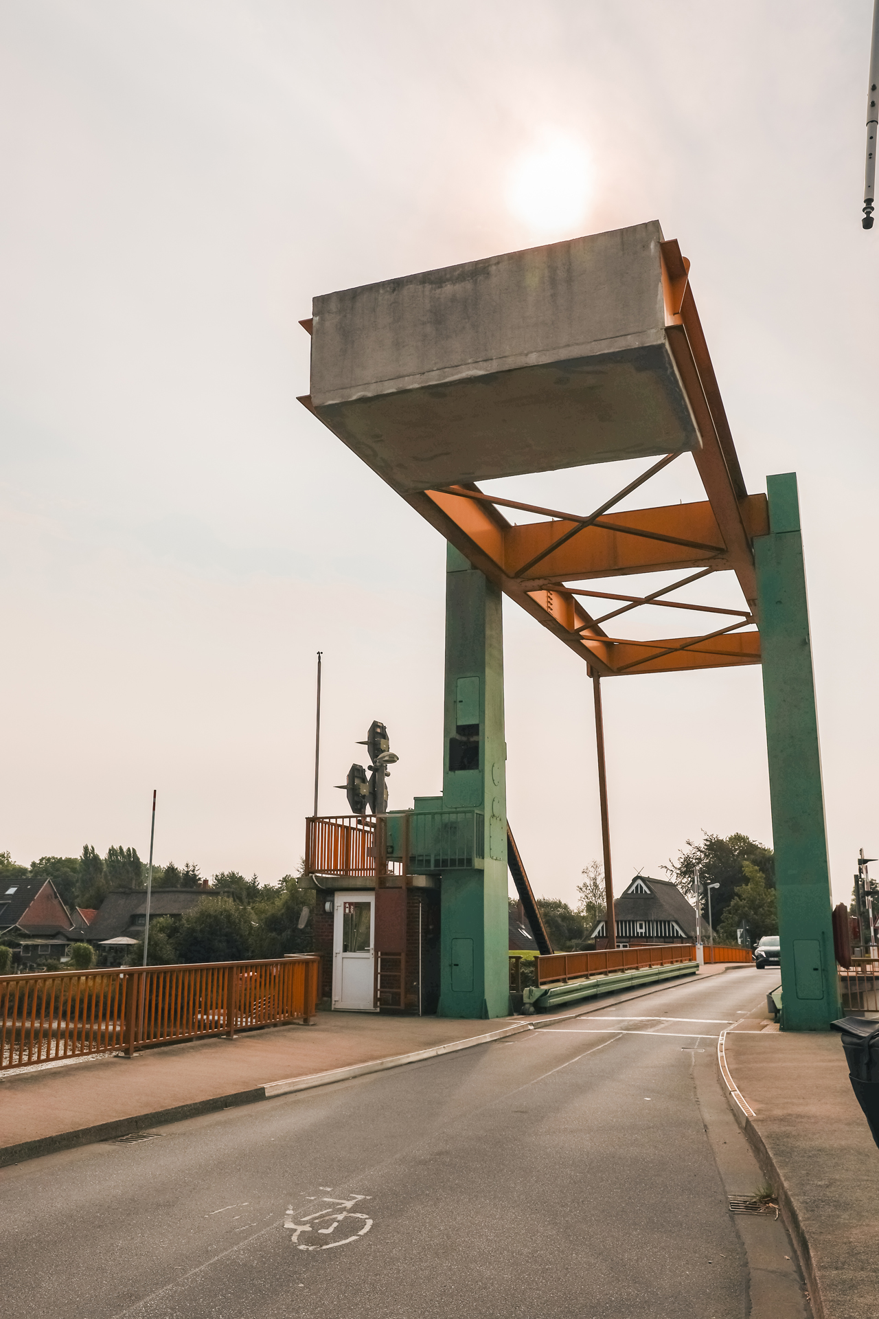 Klappbrücke Heiligenstädten mit Brückenwärterhaus