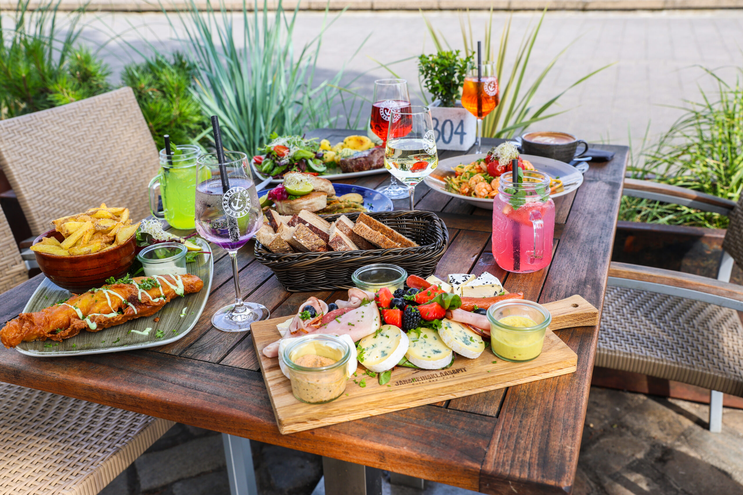 Mit Speisen gedackter Tisch auf der Terrasse vom Jan&Hein&Klaas&Pit Sea Food Restaurant