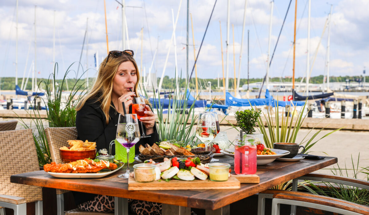 Maya auf der Terrasse des neuen Fischrestaurants von Jan&Hein&Klaas&Pit an der Kiellinie