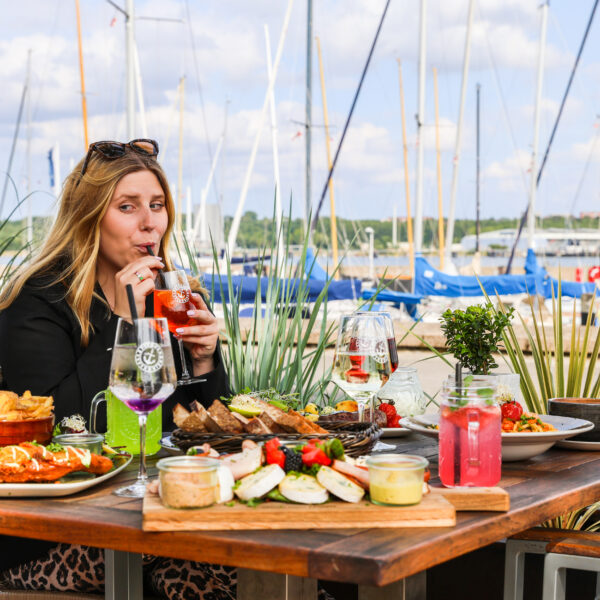 Maya auf der Terrasse des neuen Fischrestaurants von Jan&Hein&Klaas&Pit an der Kiellinie