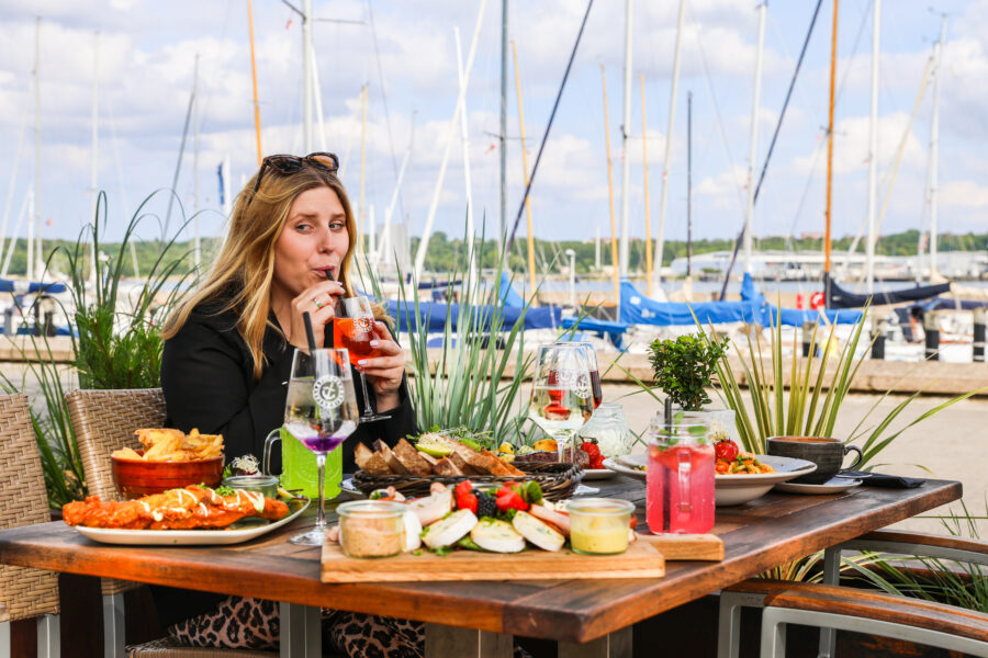 Maya auf der Terrasse des neuen Fischrestaurants von Jan&Hein&Klaas&Pit an der Kiellinie