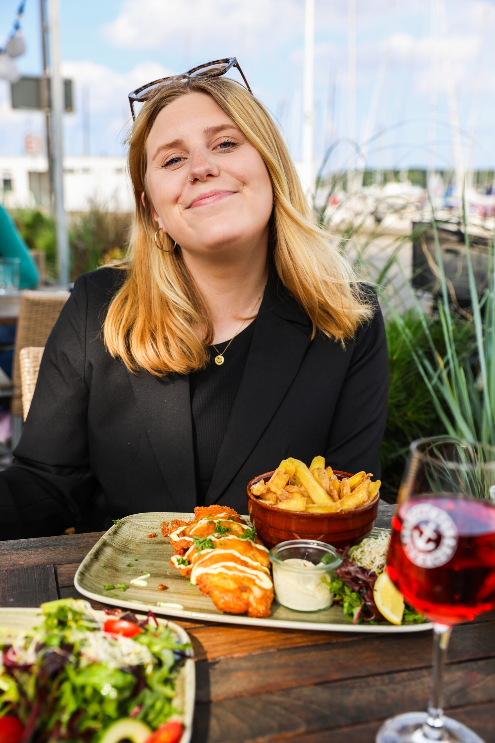 Maya am Tisch auf der Terrasse im neuen Fischrestaurant von Kiel