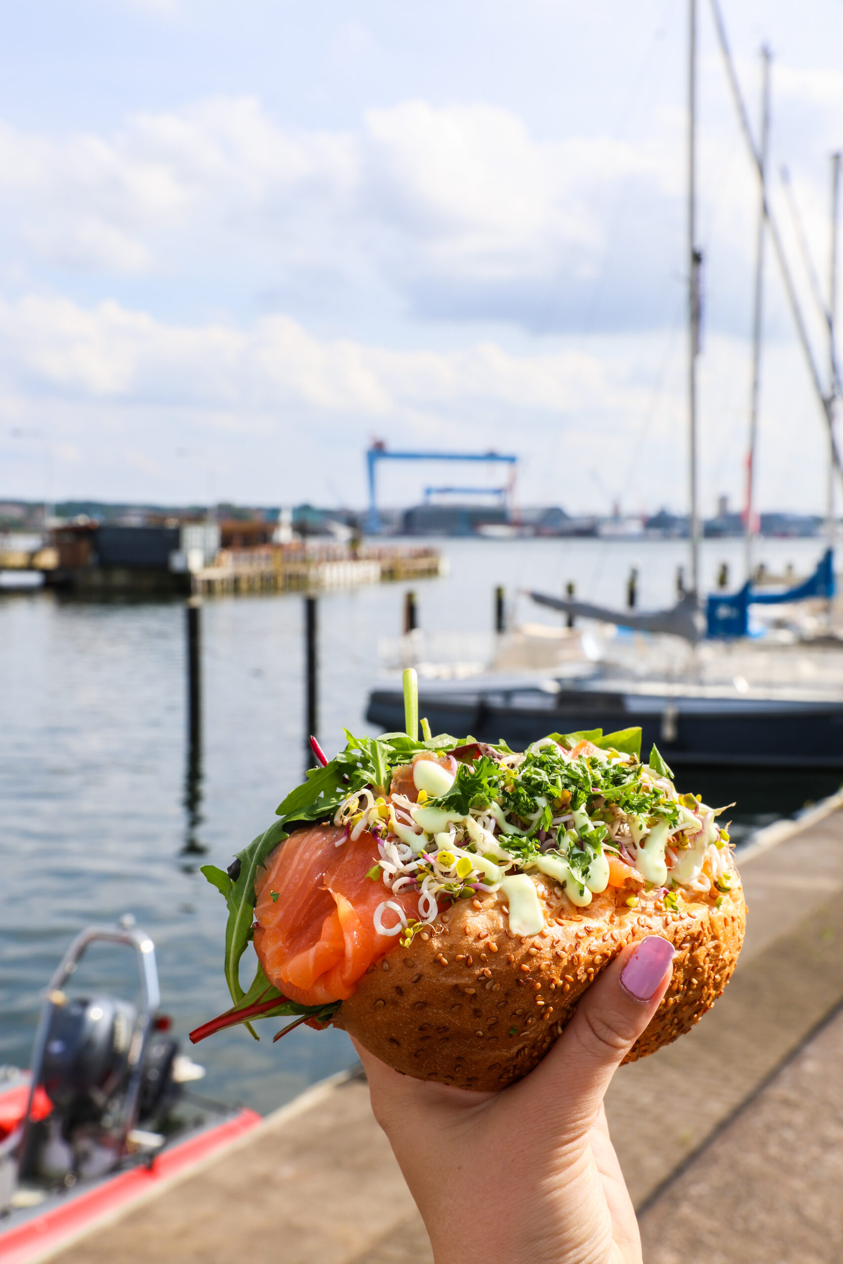 Kiels längstes Fischbrötchen im neuen Fischrestaurant von Kiel