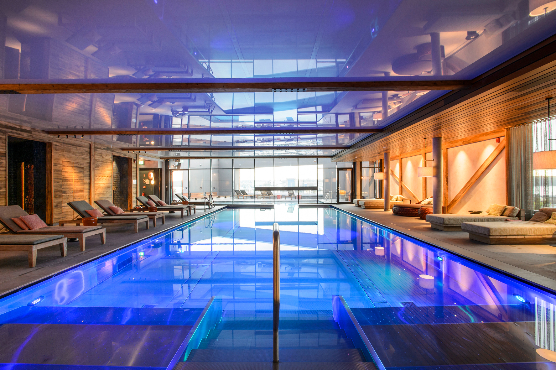 Der Pool des Spa Five Senses im James Hotel Flensburg