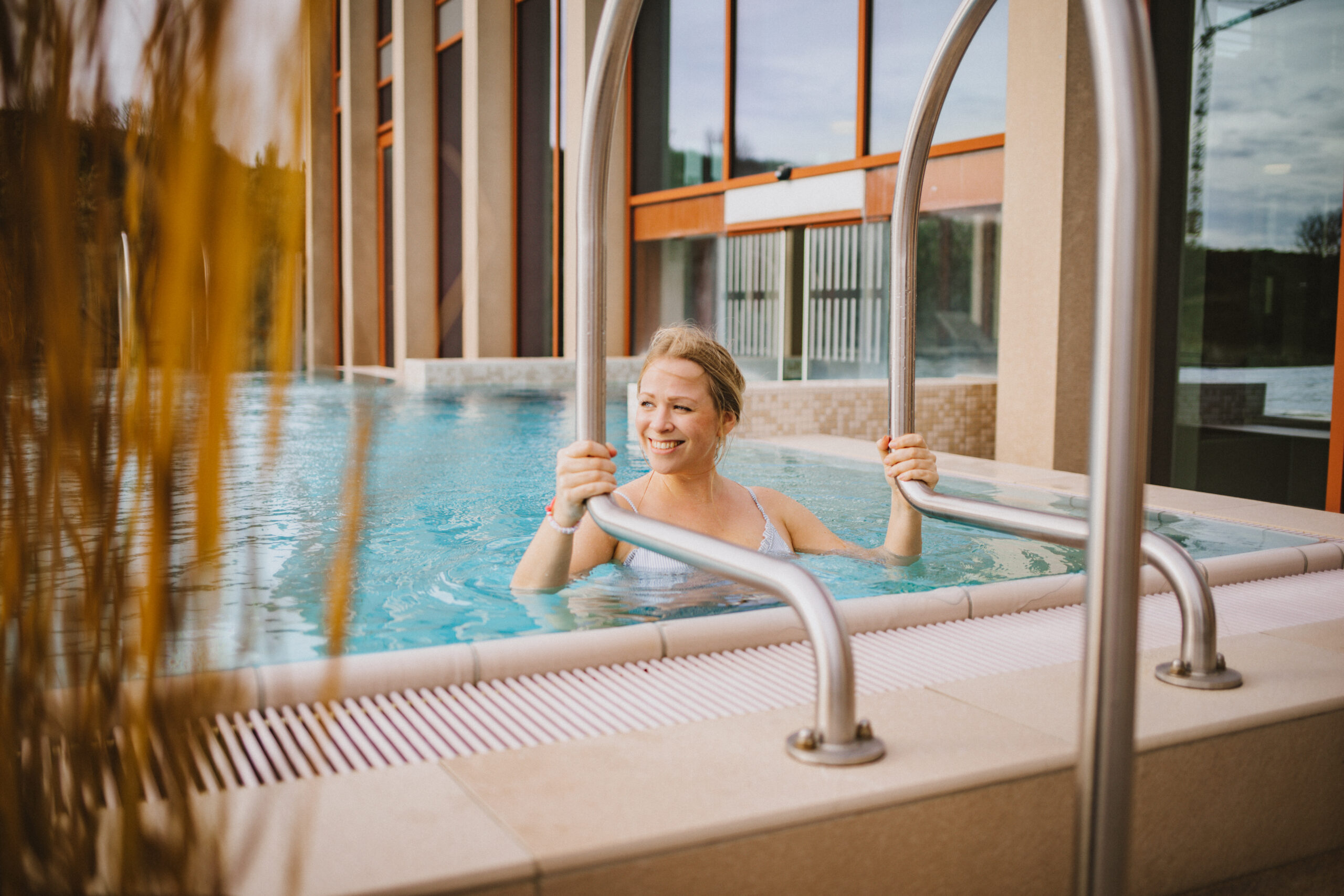 Finja S. im Außenpool des SPA-ROSA auf Sylt