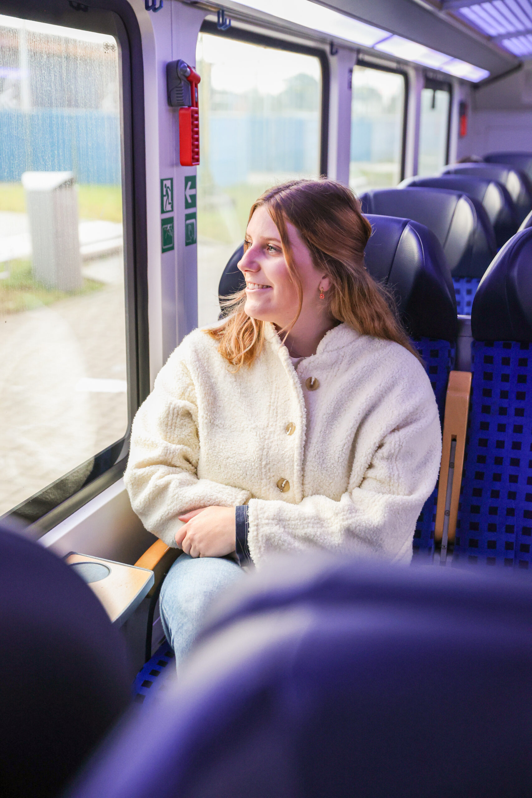 Maya im Zug auf dem Weg in eine Therme in Schleswig-Holstein