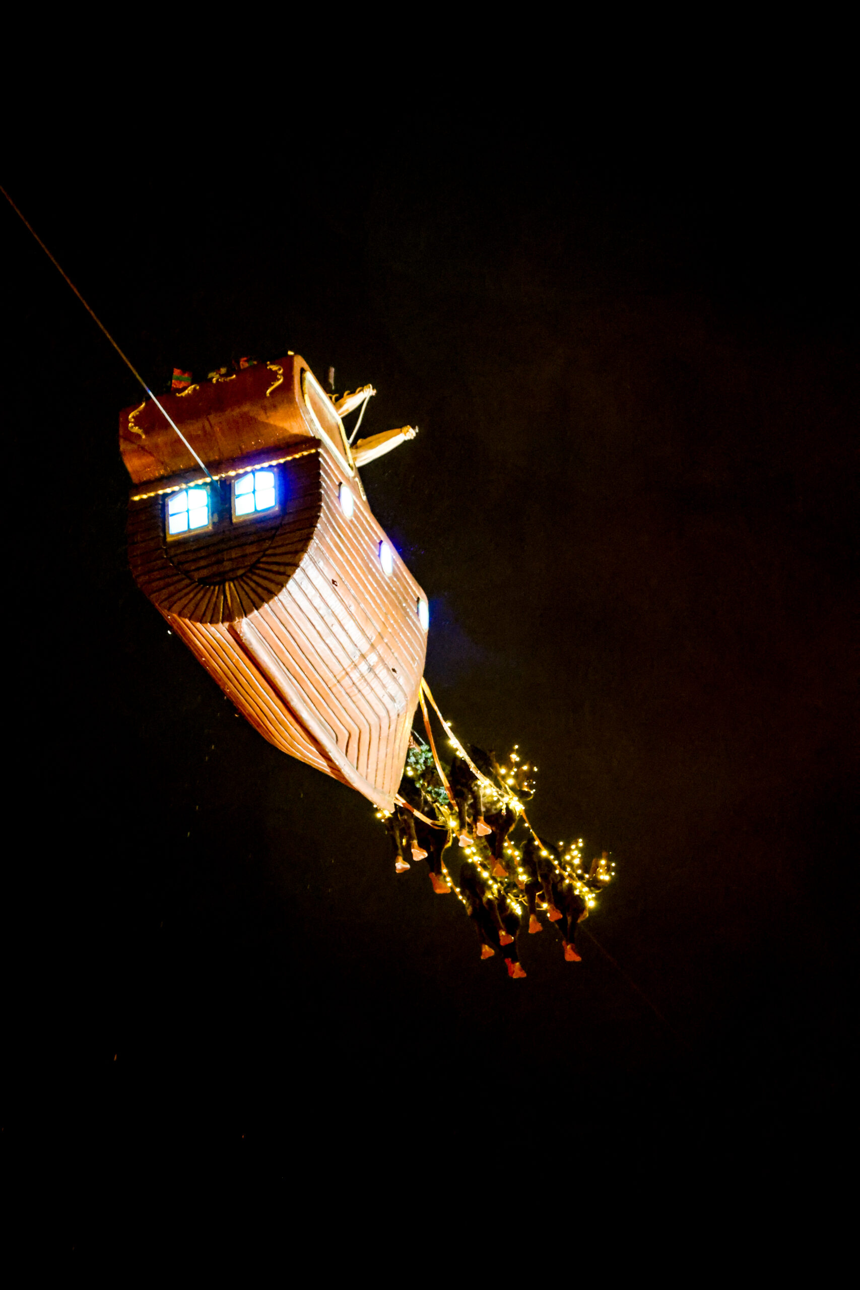 Wichtelflug von Weihnachtswichtel Kilian mit seiner Kogge über den Kieler Rathausplatz