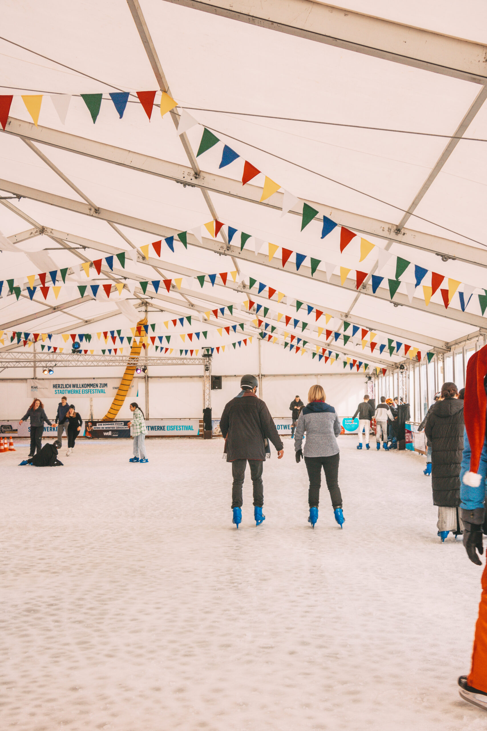 Die Eisbahn beim Stadtwerke Eisfestival in Kiel