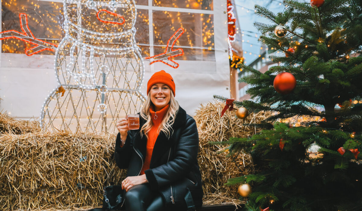 Kathrin mit Punsch auf dem Kieler Weihnachtsmarkt am Holstenplatz