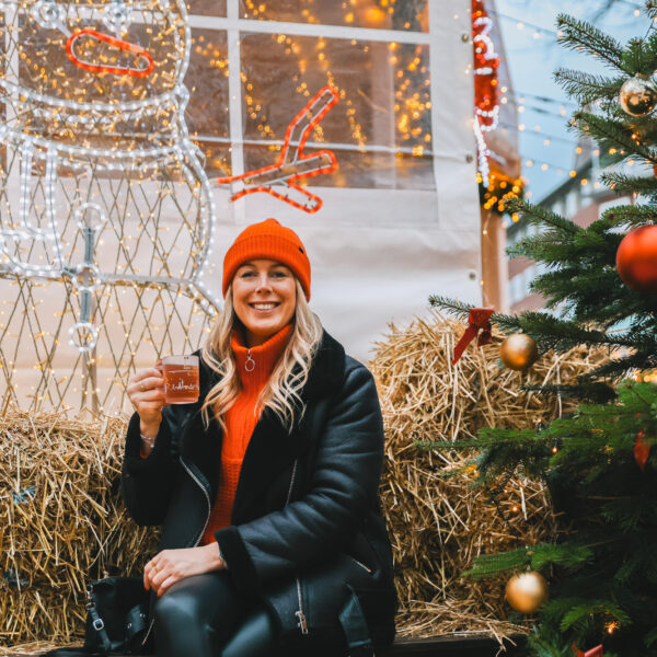 Kathrin mit Punsch auf dem Kieler Weihnachtsmarkt am Holstenplatz