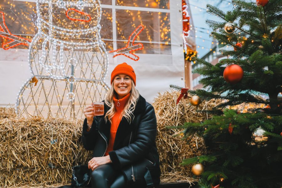 Kathrin mit Punsch auf dem Kieler Weihnachtsmarkt am Holstenplatz