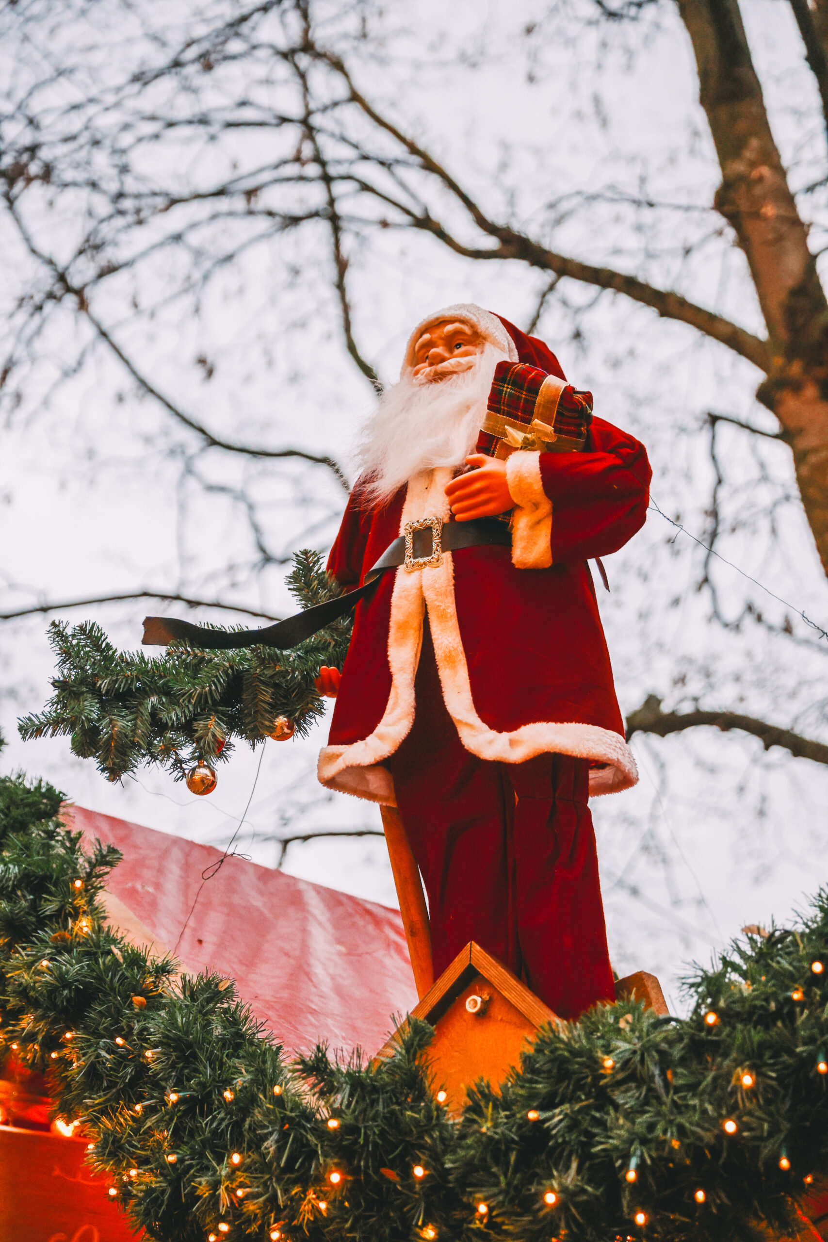 Weihnachtsmann-Figur auf dem Kieler Weihnachtsmarkt