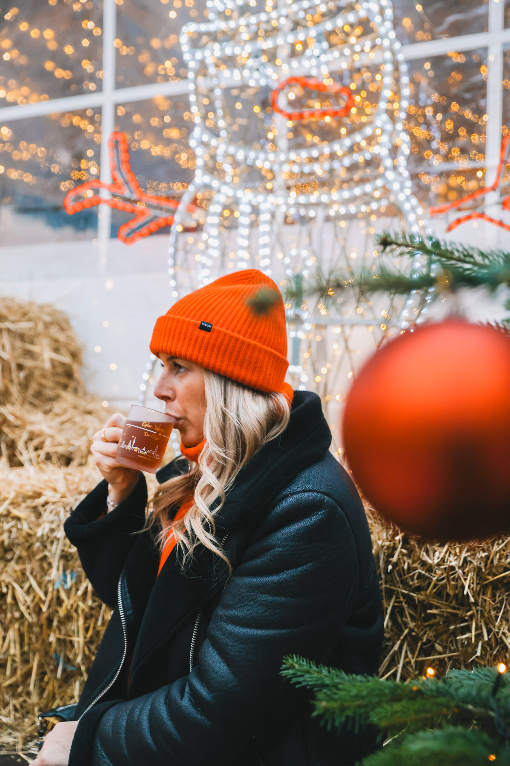 Kathrin trinkt Punsch auf dem Weihnachtsmarkt am Holstenplatz in Kiel