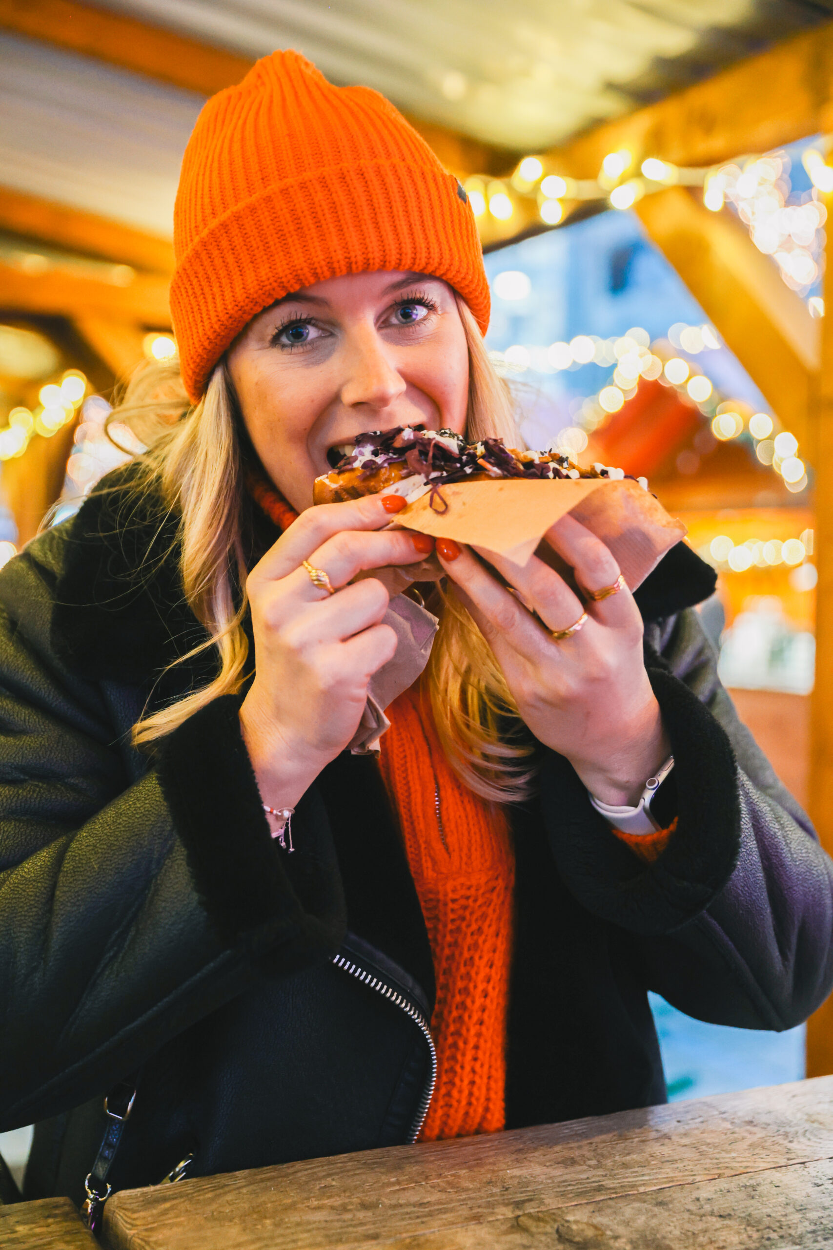 Kathrin probiert den veganen Laugenschmaus am Bootshafen