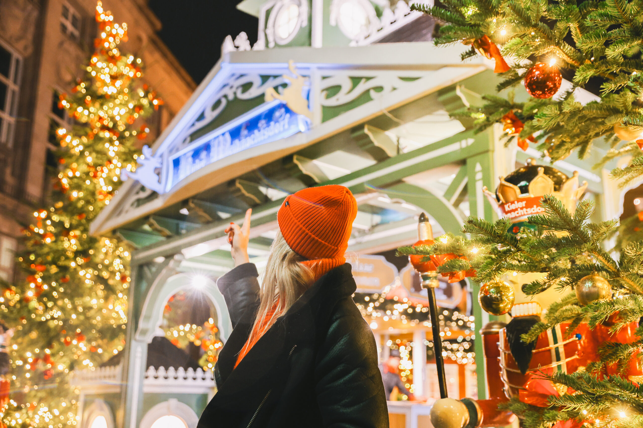 Kathrin vor dem Eingang in das Kieler Weihnachtsdorf