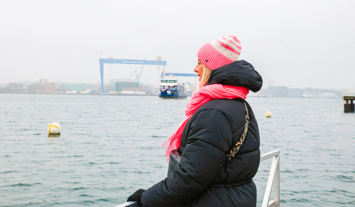 Kathrin blickt an der Kiellinie auf die Kieler Förde