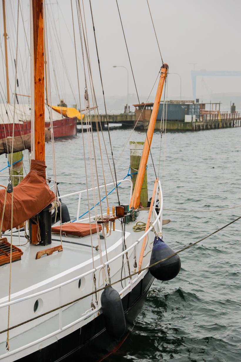 Segelboot an der Kiellinie