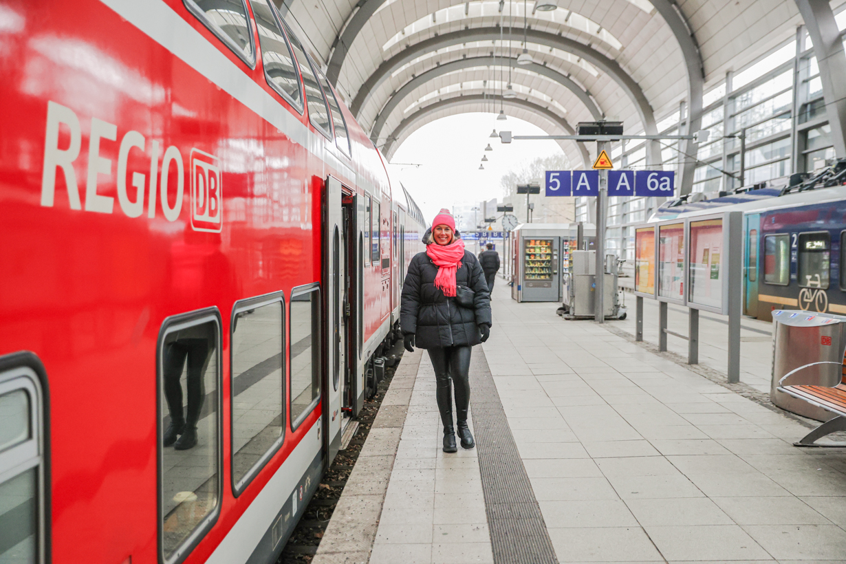 Kathrin am Kieler Hauptbahnhof vor einem Zug der DB Regio