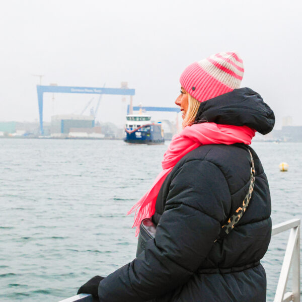 Kathrin blickt an der Kiellinie auf die Kieler Förde