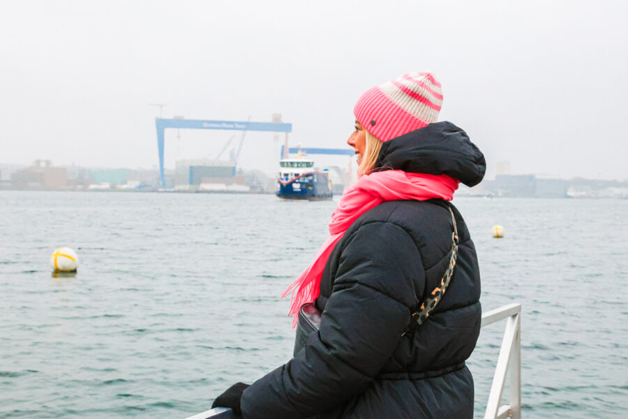 Kathrin blickt an der Kiellinie auf die Kieler Förde